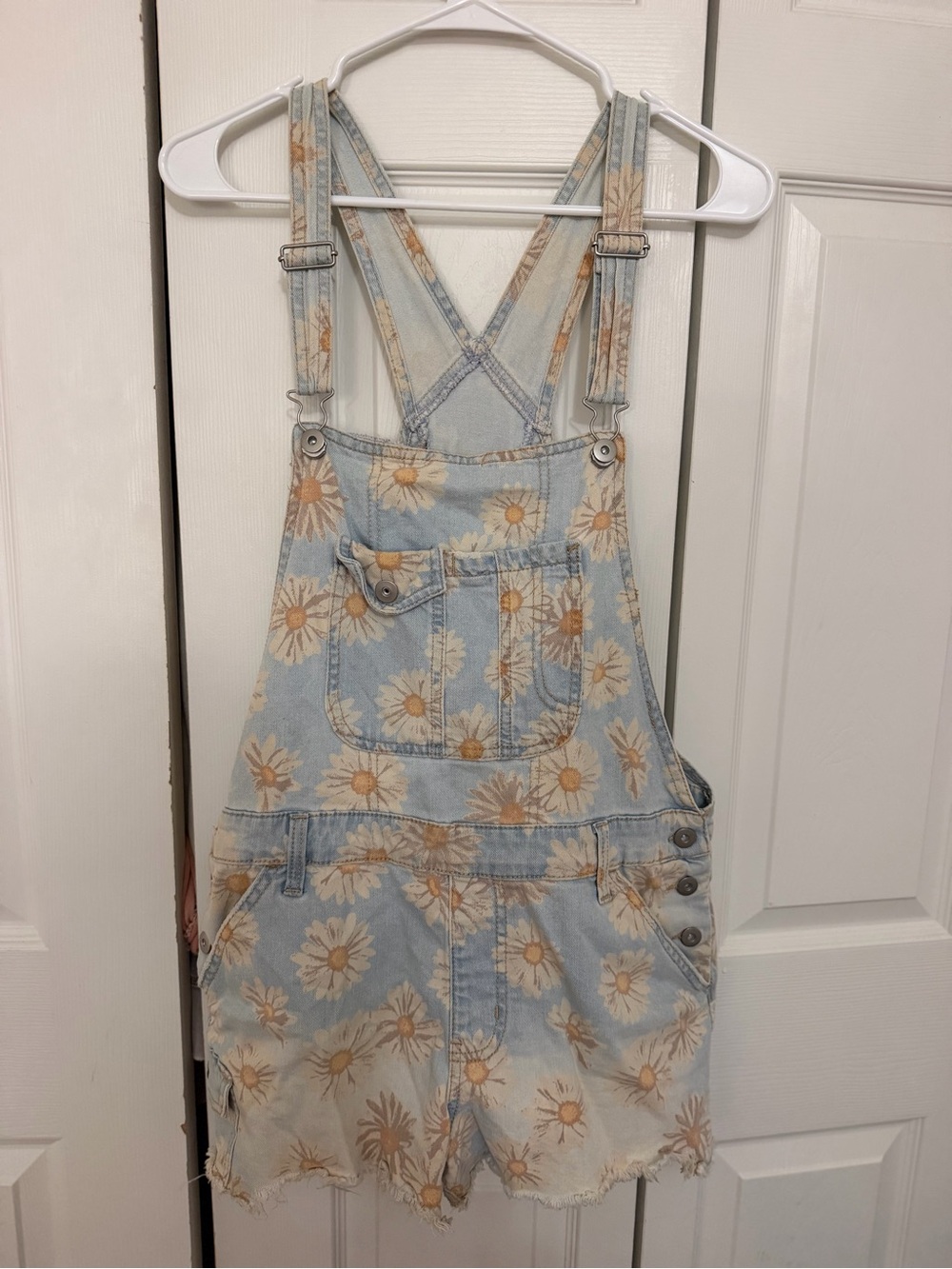No Boundaries Light Blue Daisy Denim Short Overalls - Picture 2 of 7